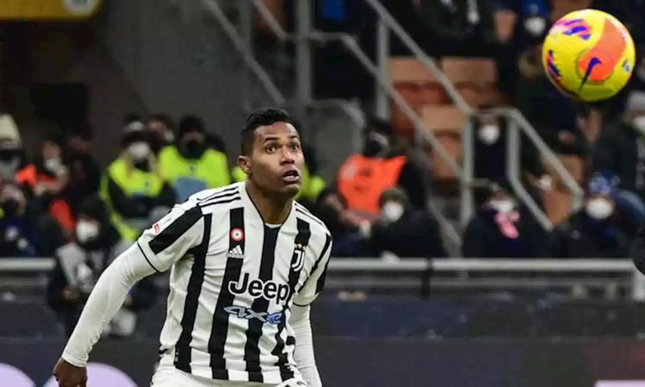 Juve, Alex Sandro è un caso: tifosi esasperati, in campo è un disastro, sul mercato è un problema