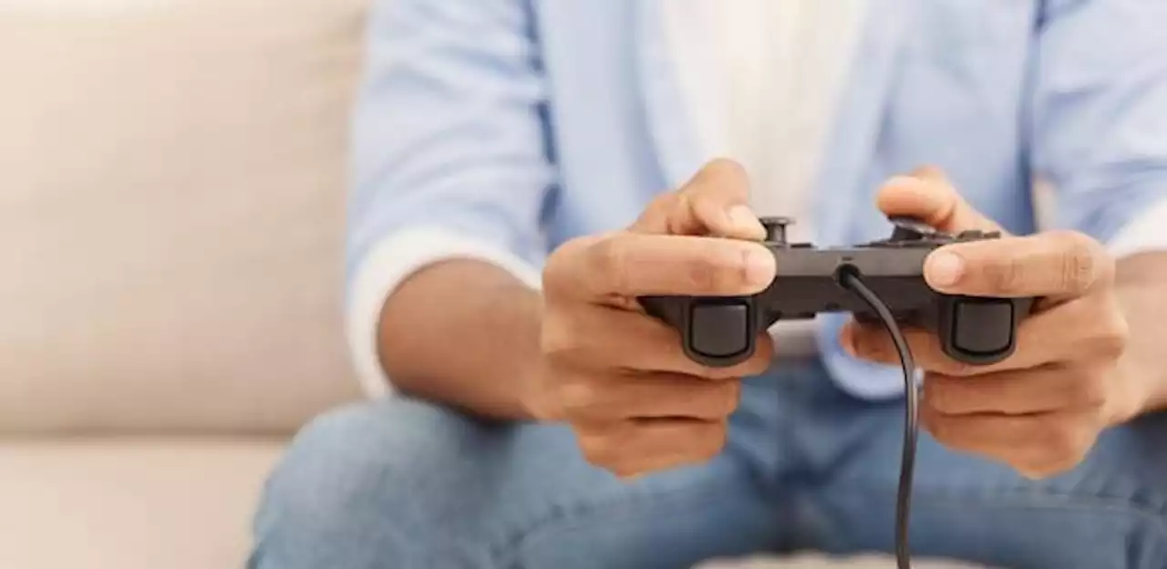 موظف يربح أكثر من مليون جنيه سنويا من اللعب وقت العمل.. «دليلك للثراء»