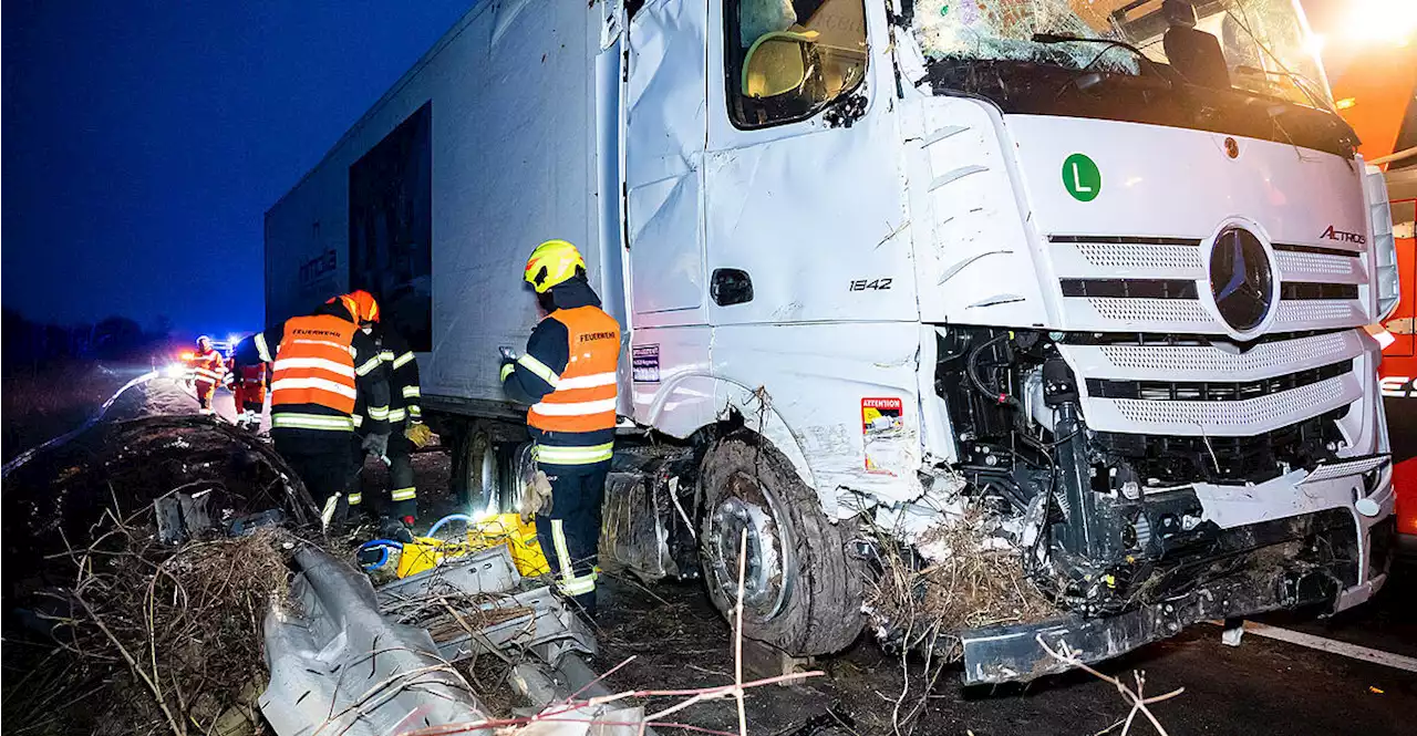 Massive Verkehrsbehinderungen nach Lkw-Unfall auf A25