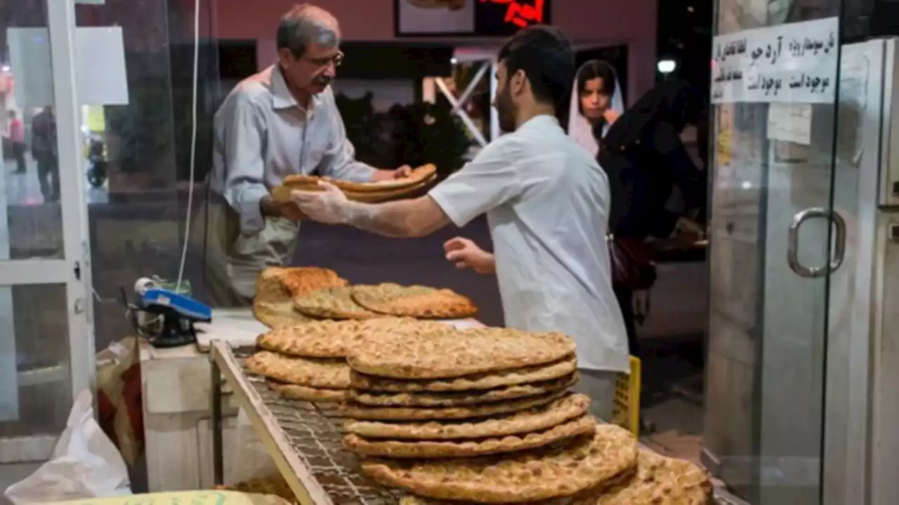 بحران معیشت در ایران؛ بررسی طرح توزیع نان با «کارت مخصوص»