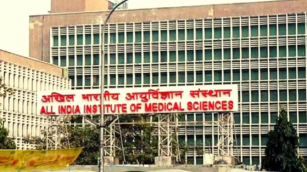 कोरोना का खतरा, लेकिन अंडरपास में सोने की मजबूरी, जानें AIIMS पहुंचे लोगों का दर्द