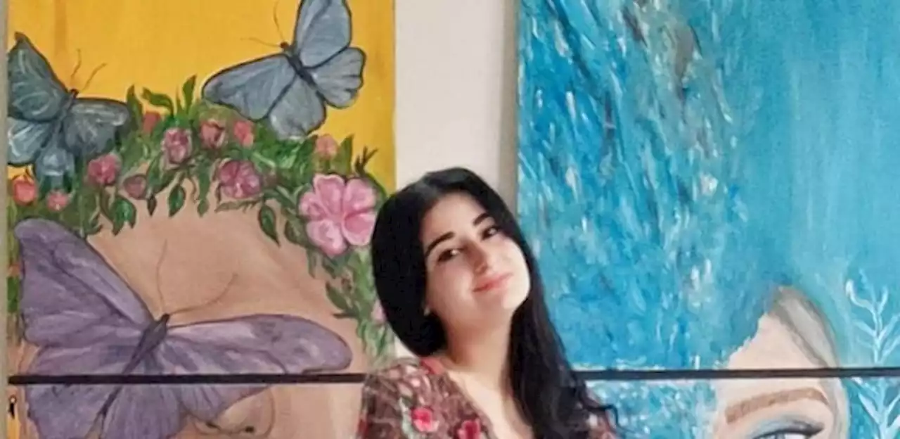 «ديما» رسامة سورية ولدت من رحم الصراعات.. لوحاتها تبرز جمال الفتاة العربية