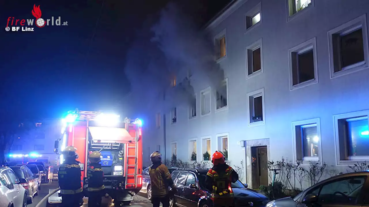 Oö: Personenrettung auf aufwendiges Nachlöschen in Sammlerwohnung in Linz