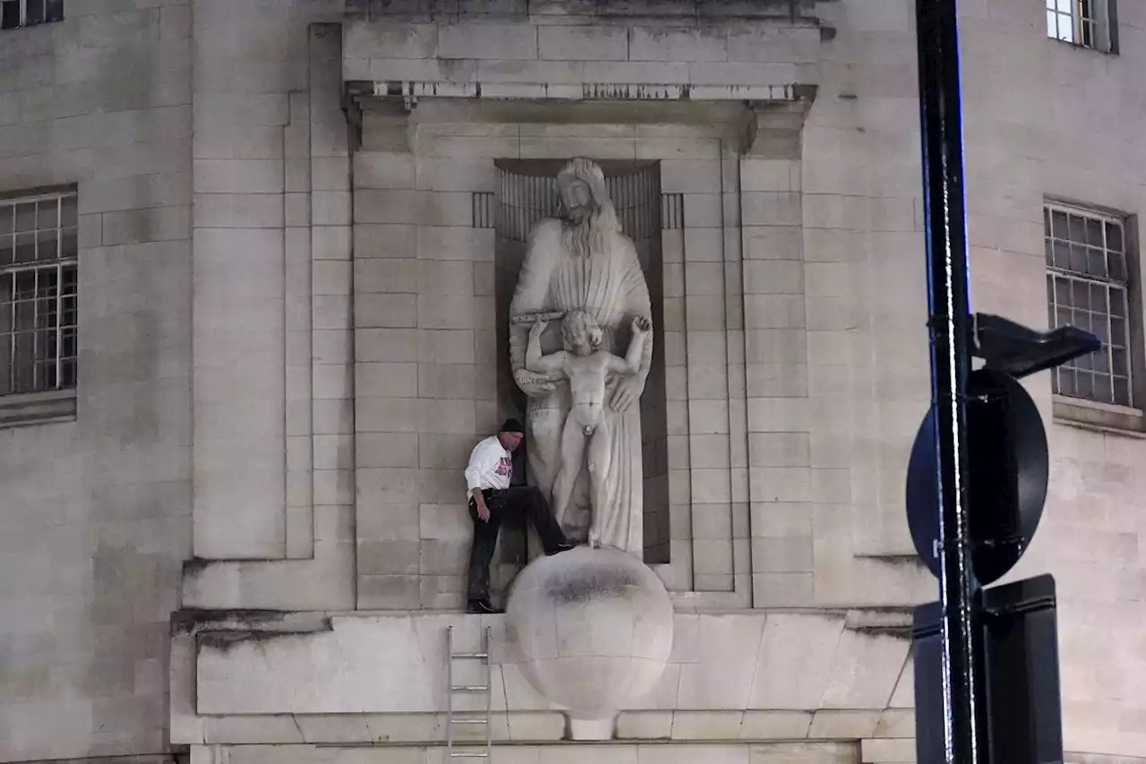 Un hombre la emprende a martillazos contra la estatua de la puerta de la BBC