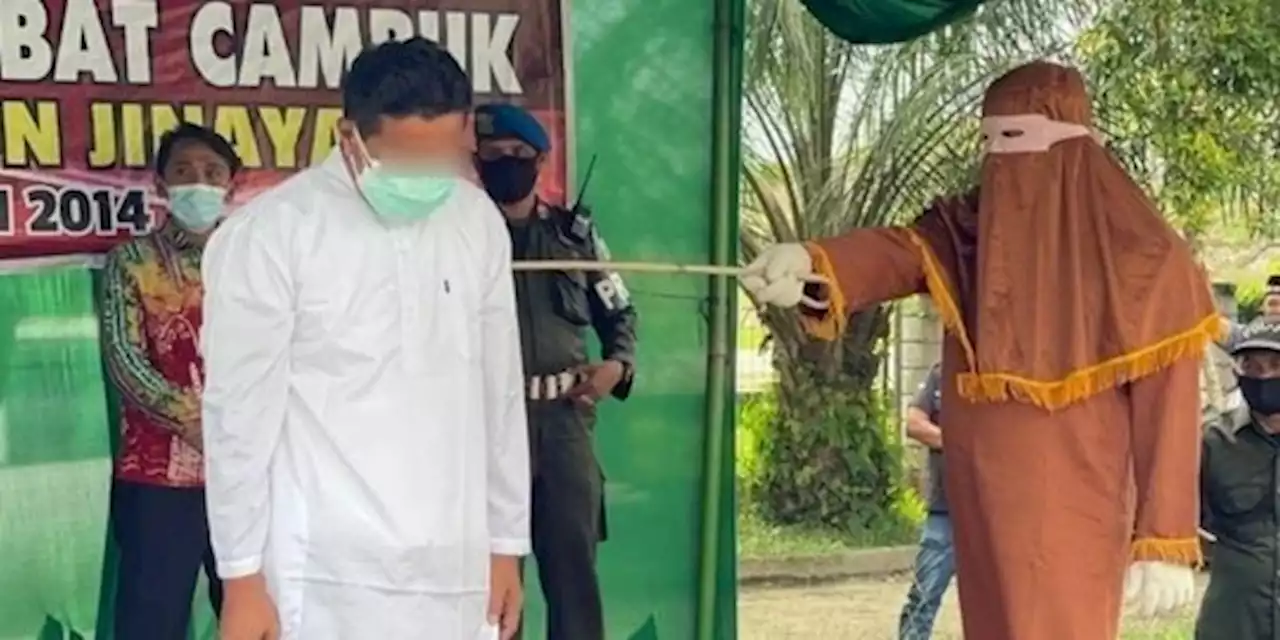 Mantan Pejabat di Aceh Timur Dicambuk di Muka Umum | merdeka.com