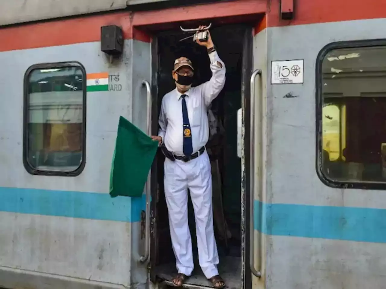 Indian Railway News: ट्रेनों के गार्ड अब कहलाएंगे 'ट्रेन मैनेजर', बदल गया सालों पुराना डेजिग्नेशन