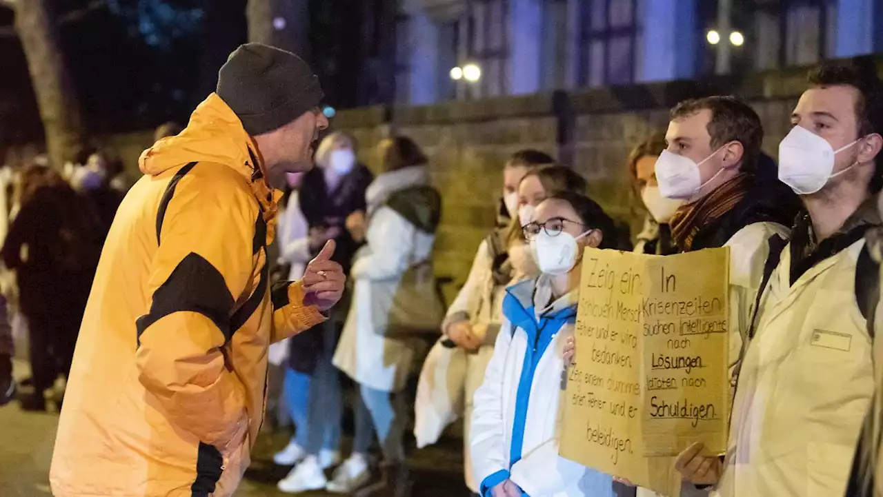 Studierende nach Protest vor Klinik angezeigt