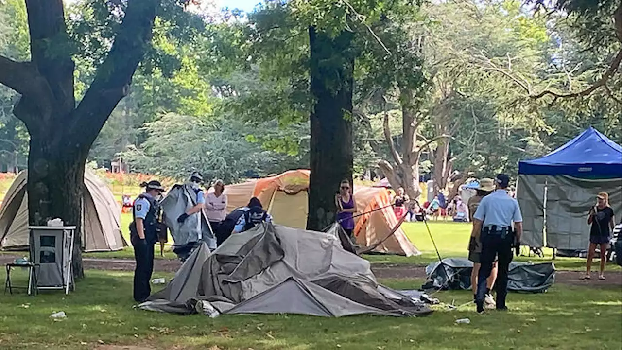 Police evict 'Original Sovereign' protest group near Old Parliament house