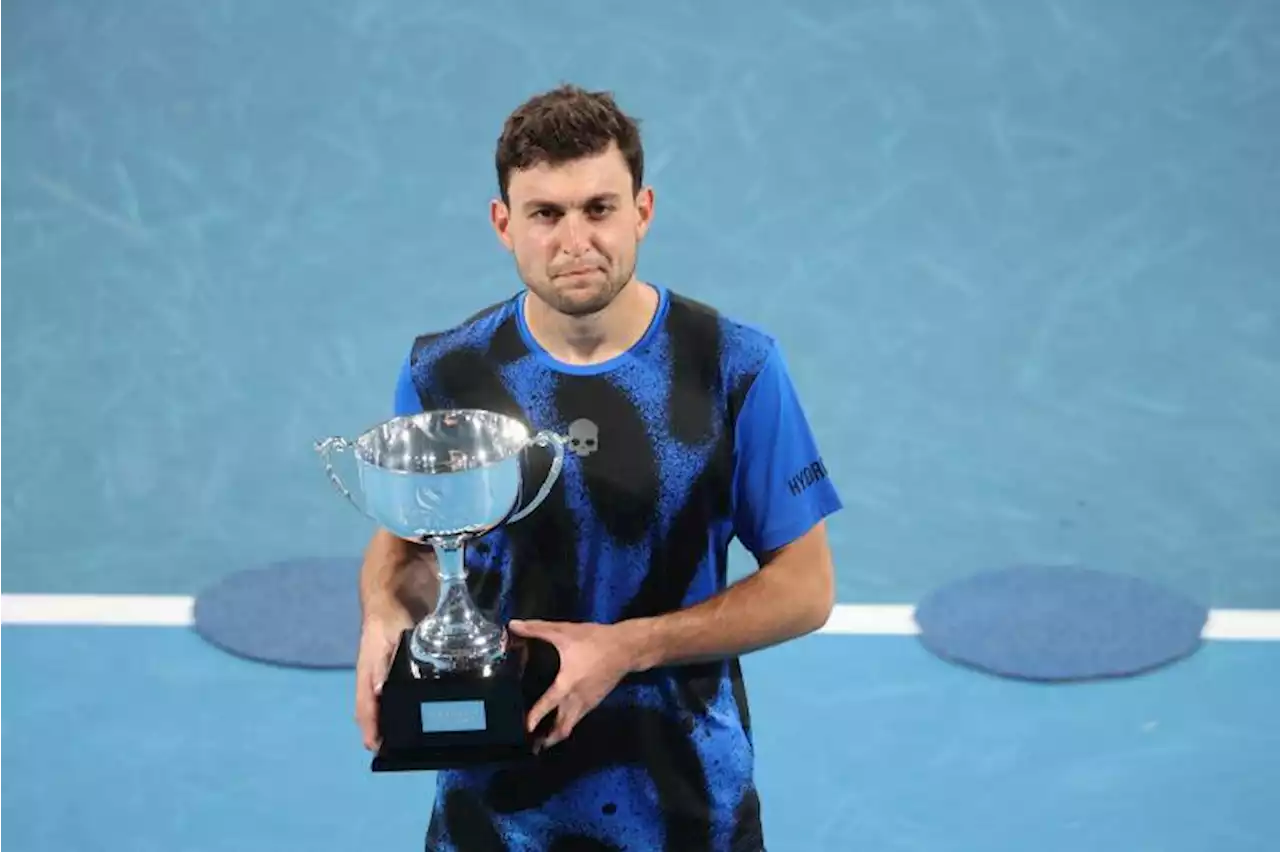 Red-hot Karatsev downs Murray to win Sydney title