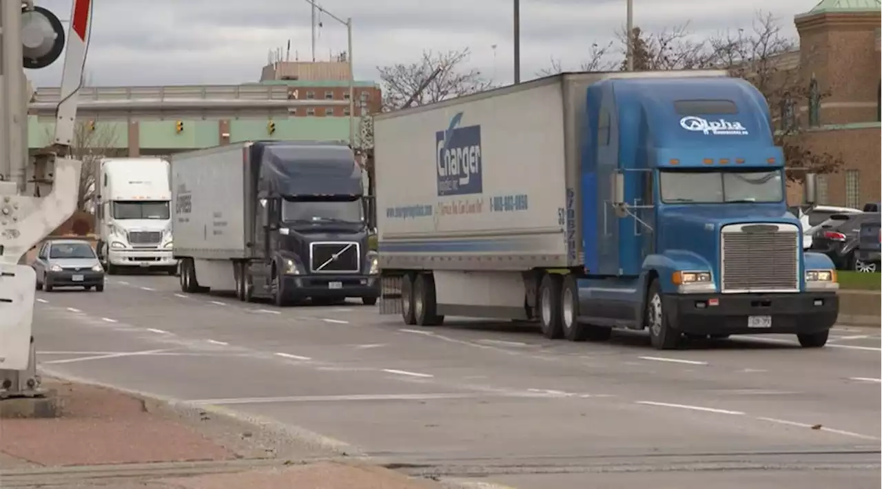 Canada: COVID-19 vaccine mandatory for truckers crossing border