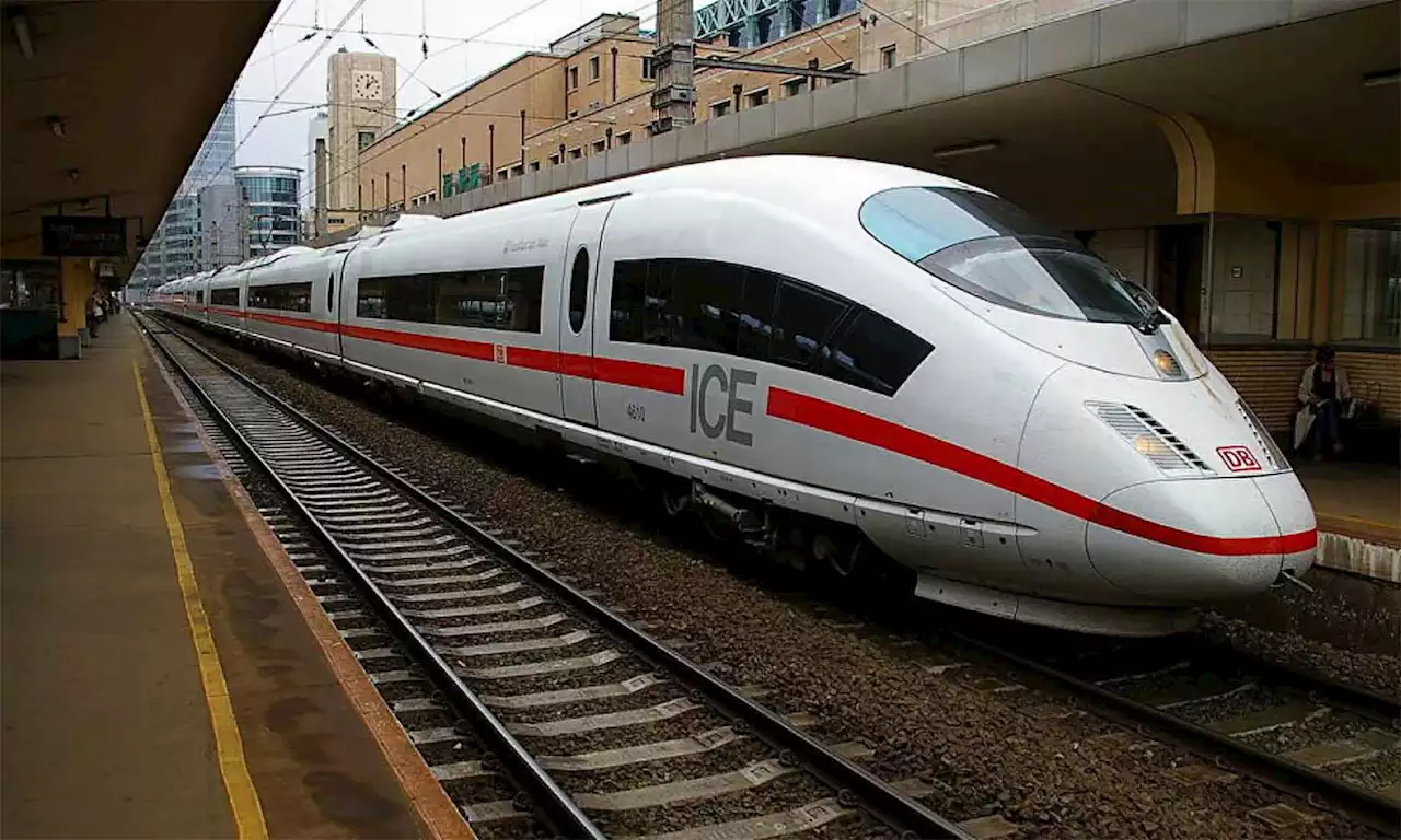 شاب يدفع امرأة أمام قطار في بروكسل