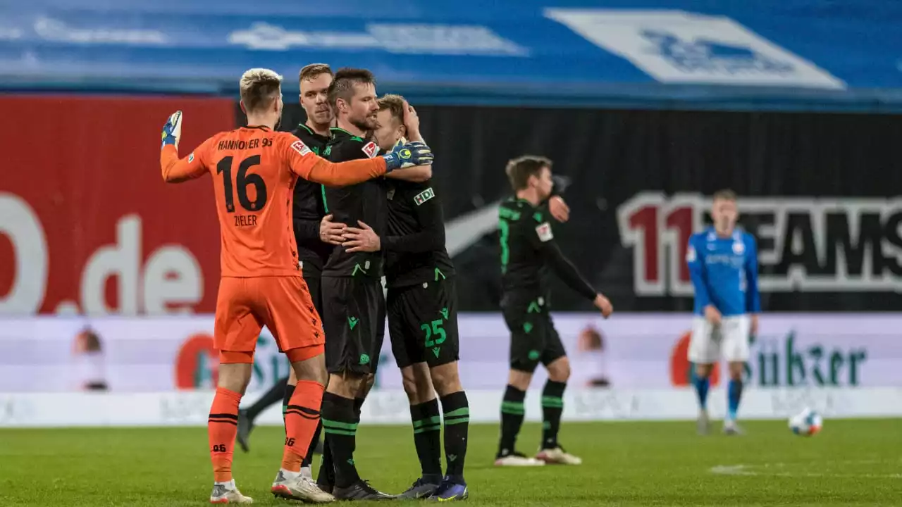 Hannover 96: 1:0 in Rostock, Torschütze Maina und Co. feiern Busparty