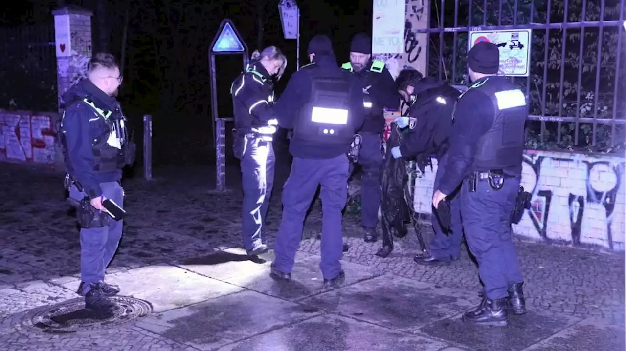 Mann flüchtet vor Polizei in zwei Grad kalten Teich im Görlitzer Park