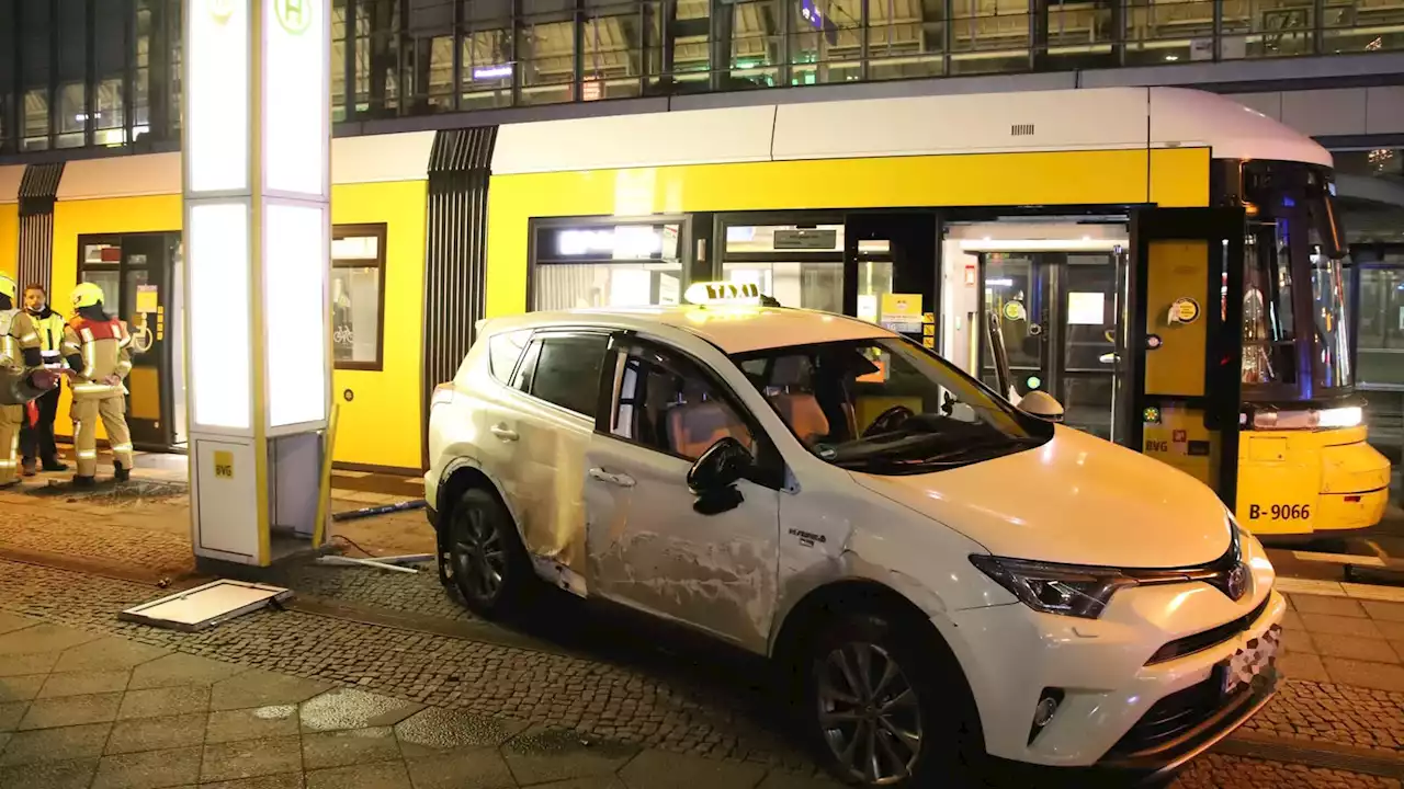 Taxi rammt am Alexanderplatz Tram – zwei Verletzte