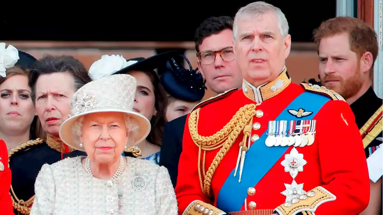 La reina no tuvo más remedio que dejar a la deriva al príncipe Andrés