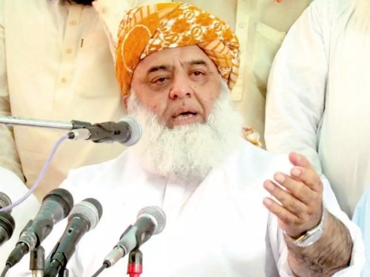 بلدیاتی انتخابات میں ناکامی کے بعد حکومت انتظامی افسران تبدیل کررہی ہے، مولانا فضل الرحمان - ایکسپریس اردو