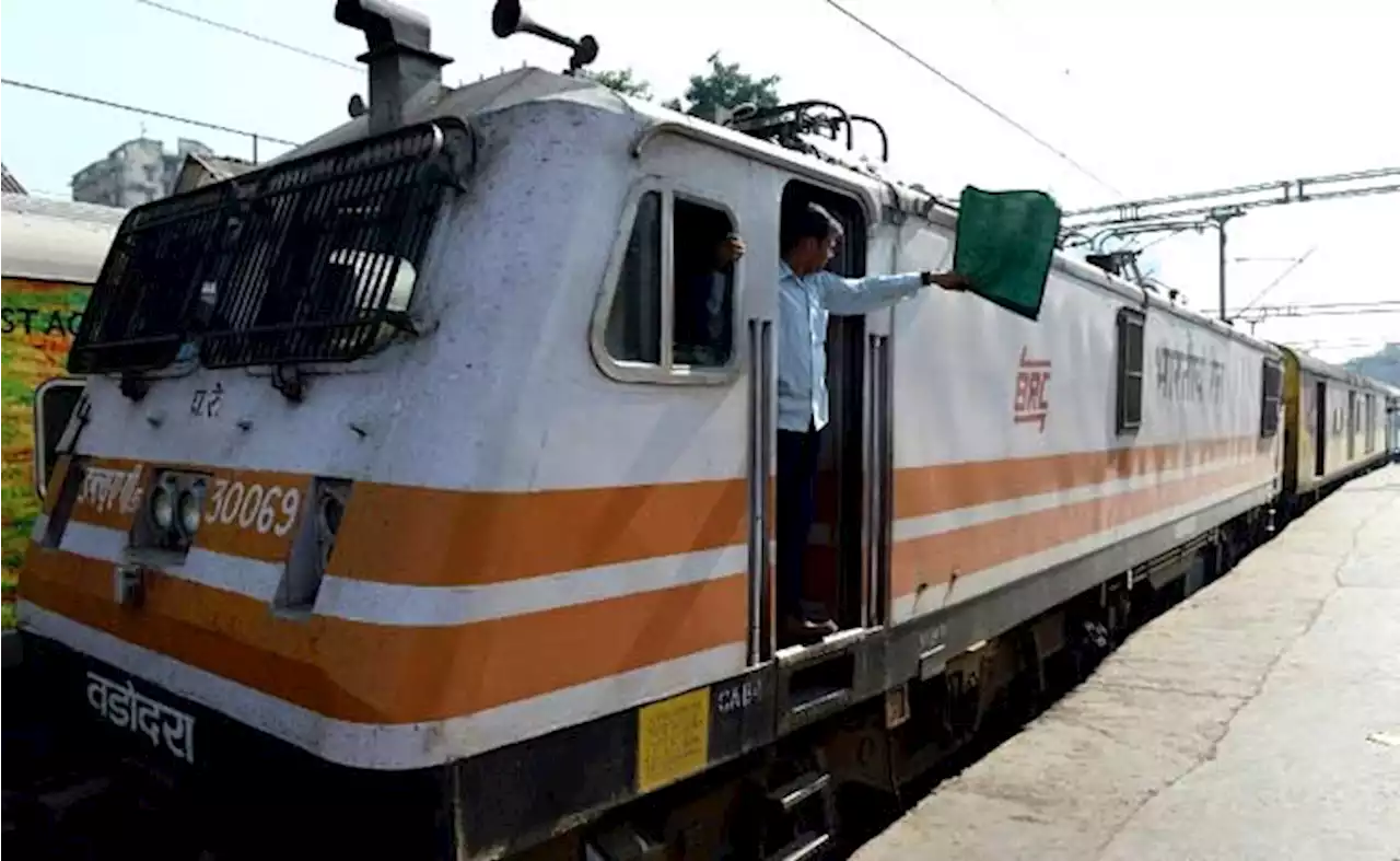 Indian Railways के ट्रेन गार्ड अब कहलाएंगे 'ट्रेन मैनेजर', पहले जैसा ही रहेगा कार्य और वेतनमान