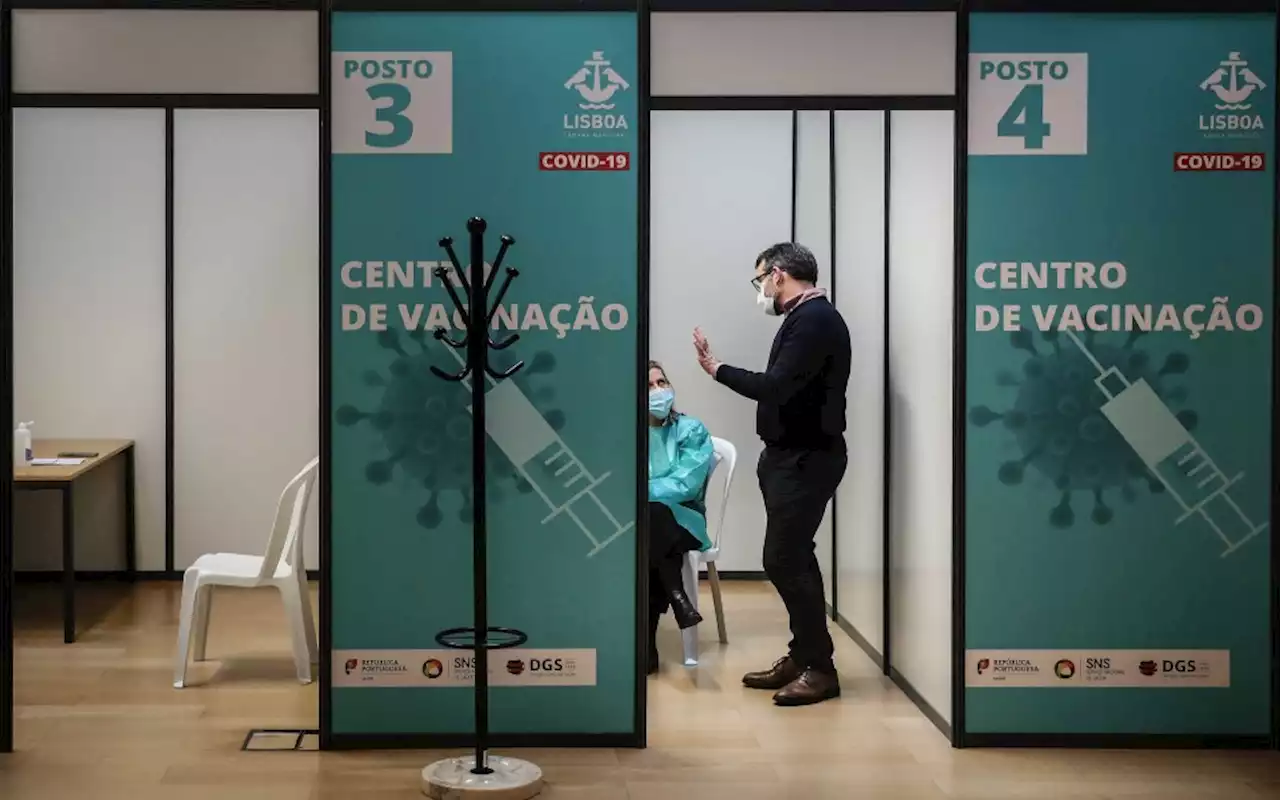 Centro de vacinação na FIL, em Lisboa, recebe centenas de membros de mesas de voto