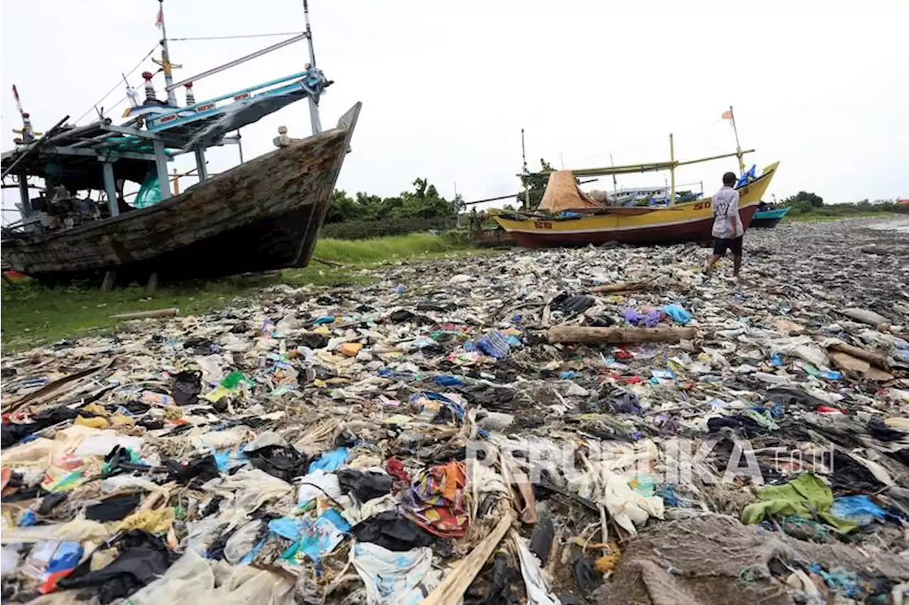 Sampah Menumpuk di Pantai Dadap |Republika Online