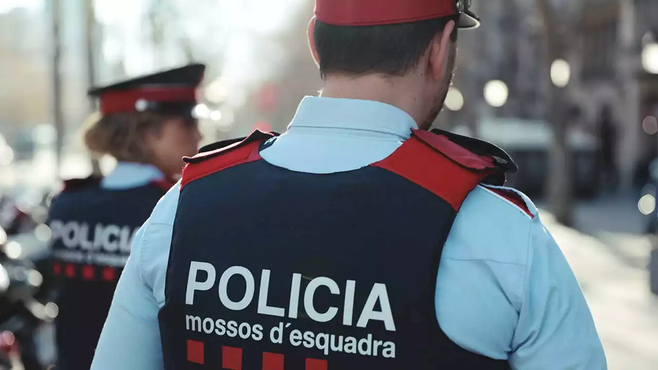 Un hombre se atrinchera en un piso de Barcelona tras disparar a dos personas