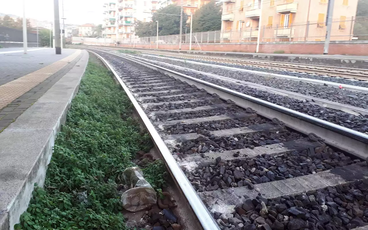 Valenza, ubriaco e senza mascherina litiga con capotreno: denunciato