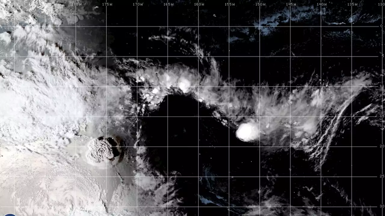 Dihantam Tsunami Setelah Gunung Berapi Erupsi, Warga Tonga Selamatkan Diri