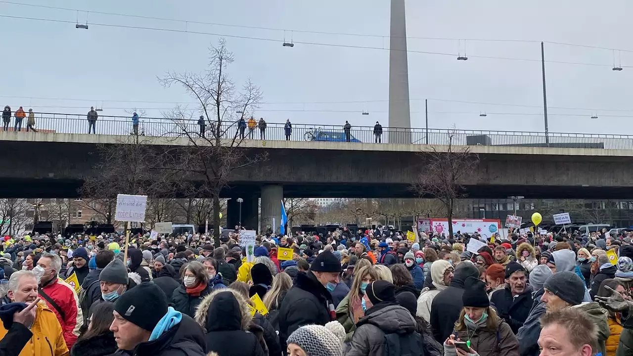 Tausende protestieren in Düsseldorf gegen mögliche Impfpflicht