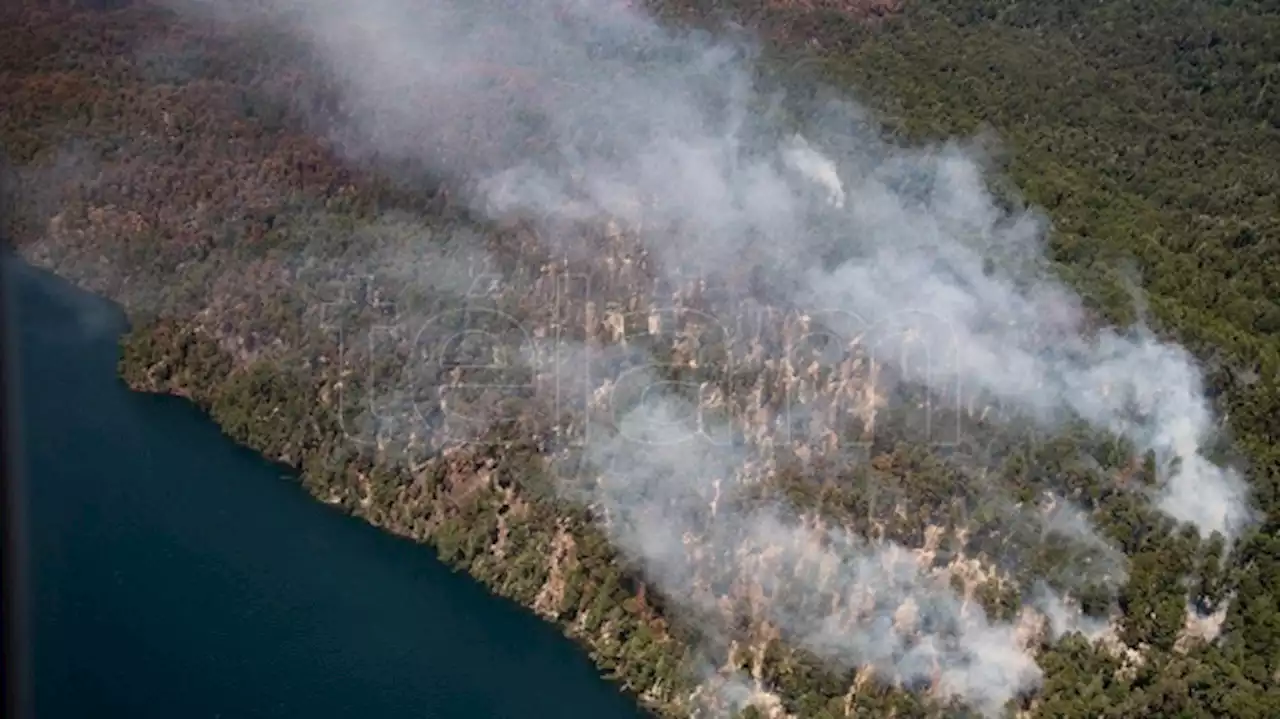 Continúa el intenso combate al fuego en el sur de Bariloche