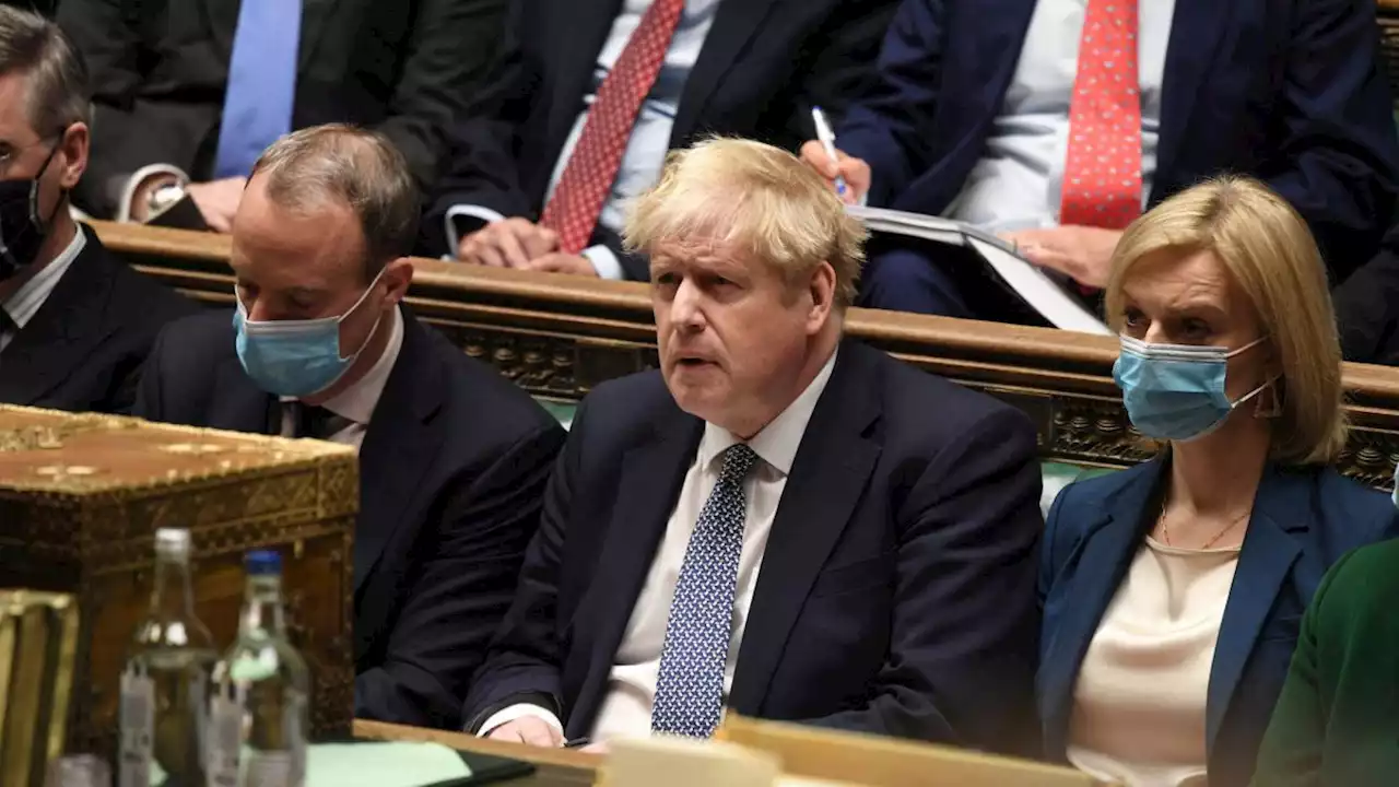 'Los vinos de los viernes', la tradición que puede sentenciar a Boris Johnson