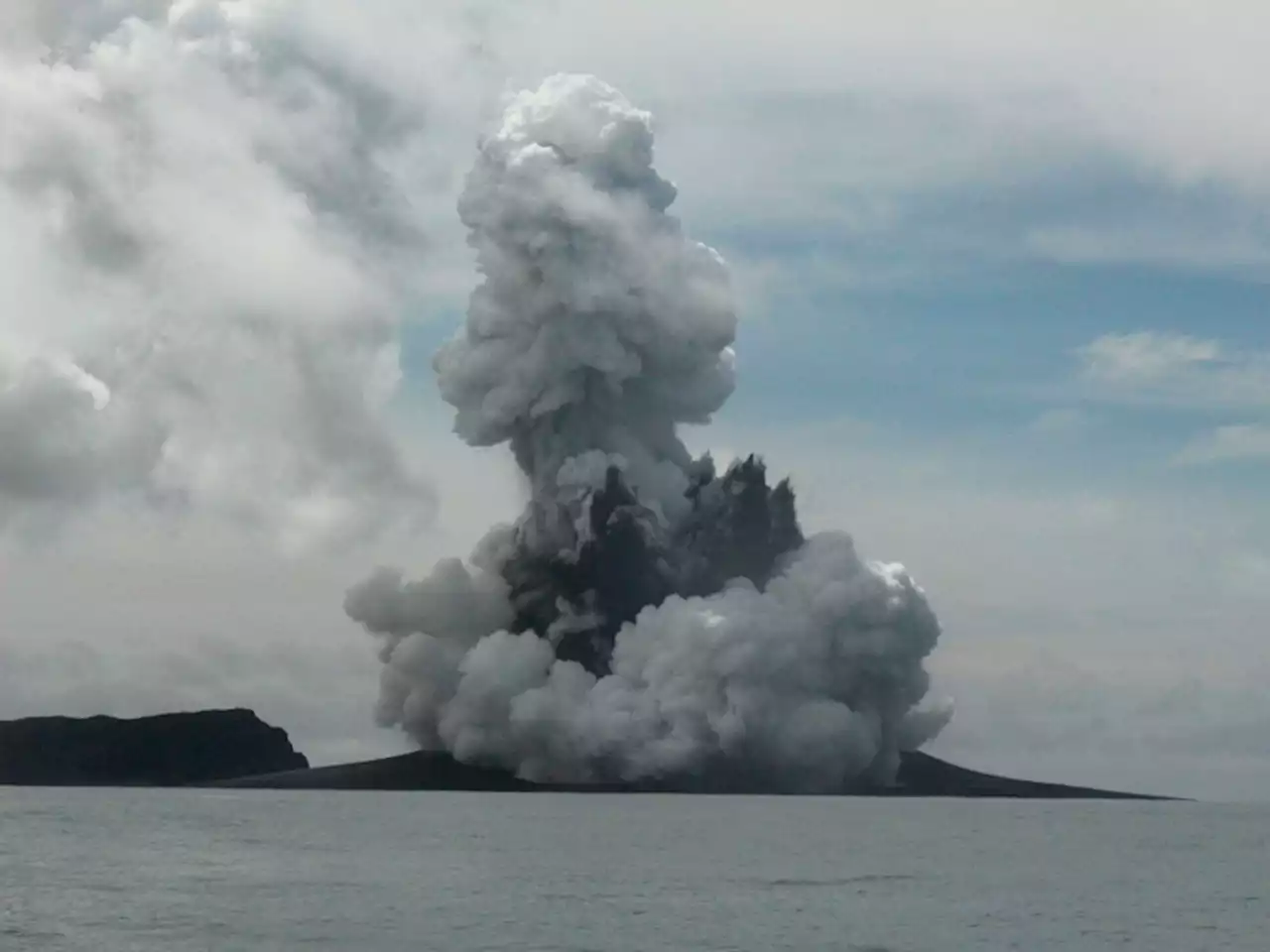 Südpazifik - Inselreich Tonga nach Vulkanausbruch unter Wasser schwer getroffen