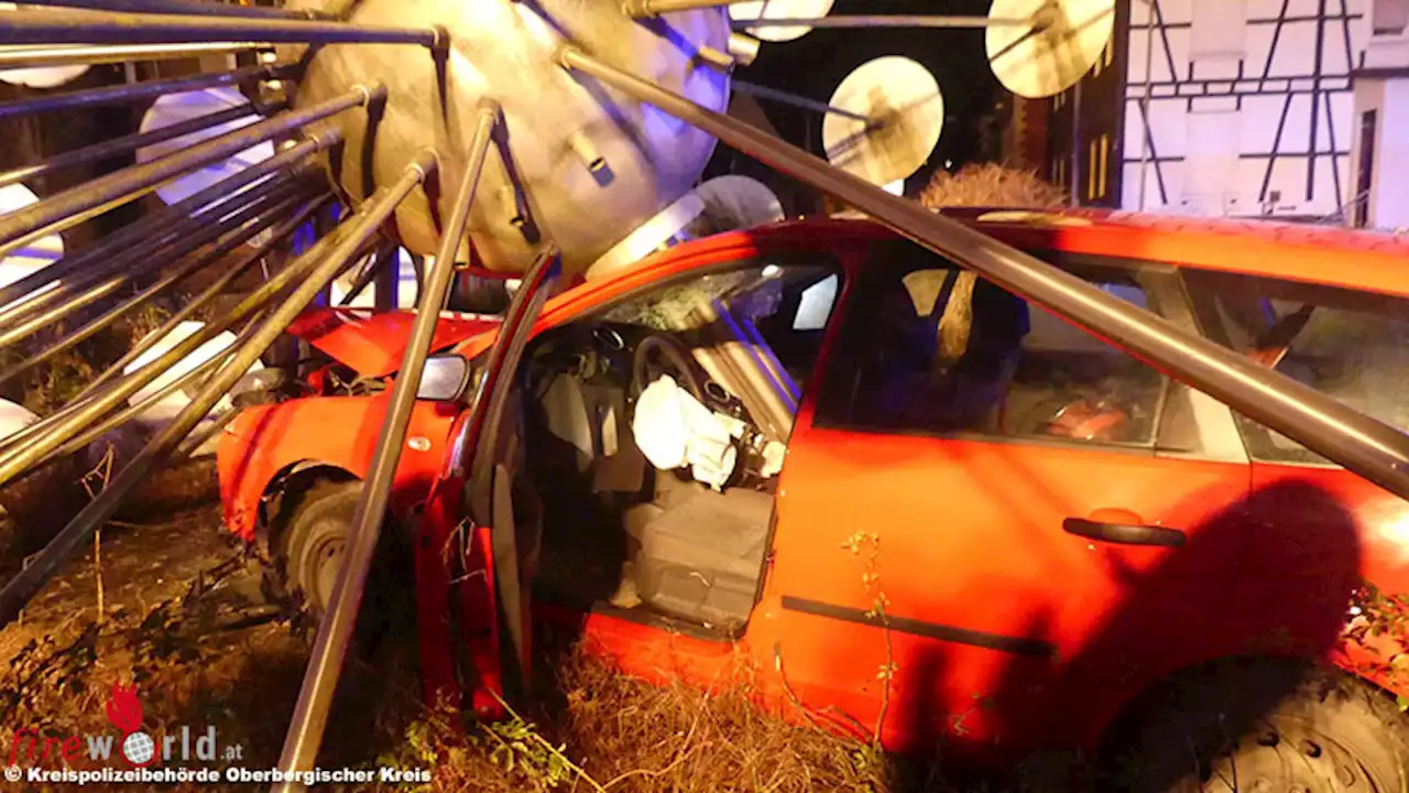 D: Pkw nach Unfall in Bergneustadt in Pusteblumen-Skulptur verkeilt