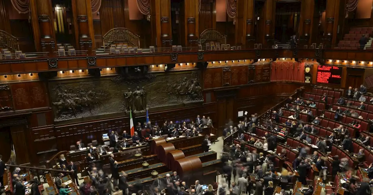 Il Parlamento sventola bandiera bianca (di U. Magri)