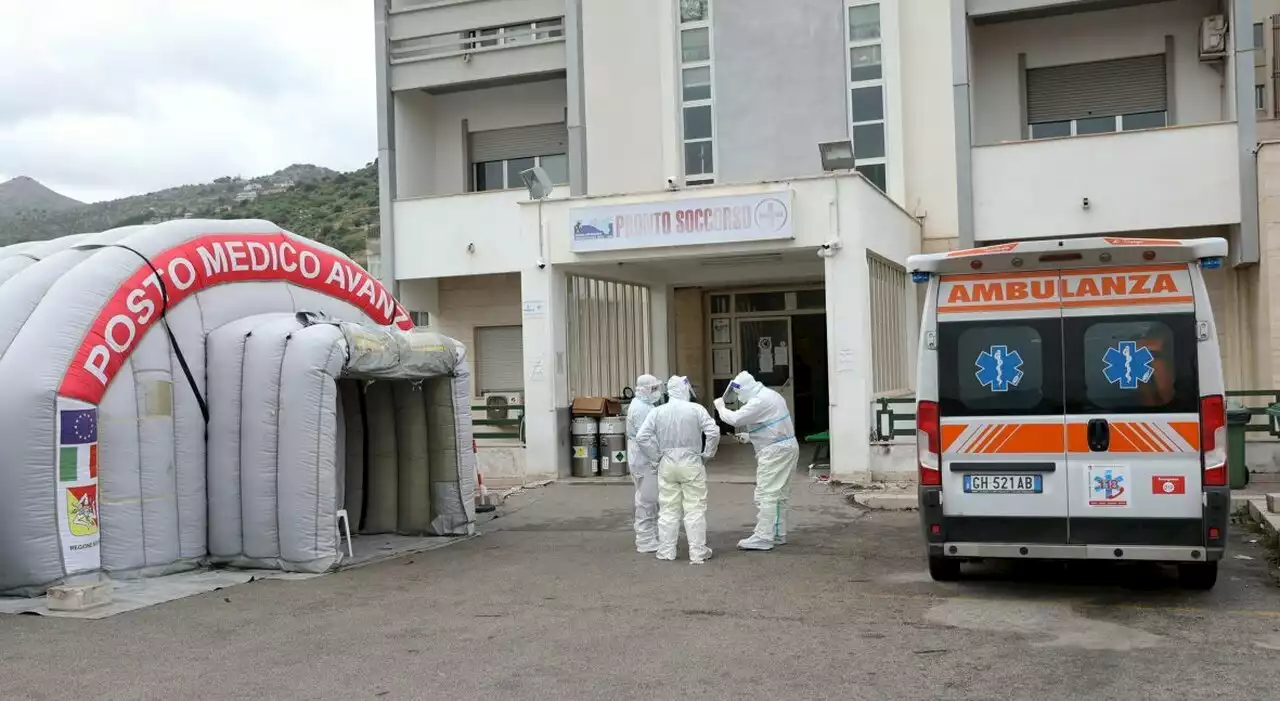 Covid, ospedali in ginocchio: assenti 40mila operatori sanitari tra positivi e No vax