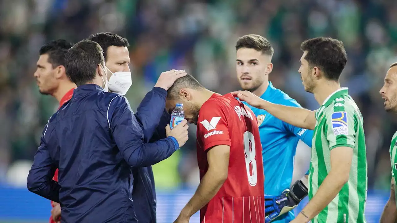 Le tiraron un palazo a un futbolista y suspendieron el clásico entre Betis y Sevilla