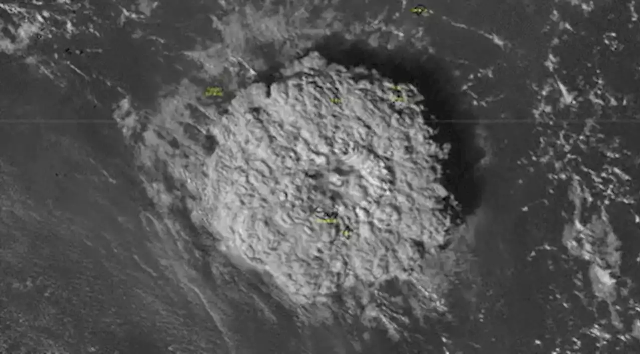 Извержение вулкана на Тонга показали из космоса