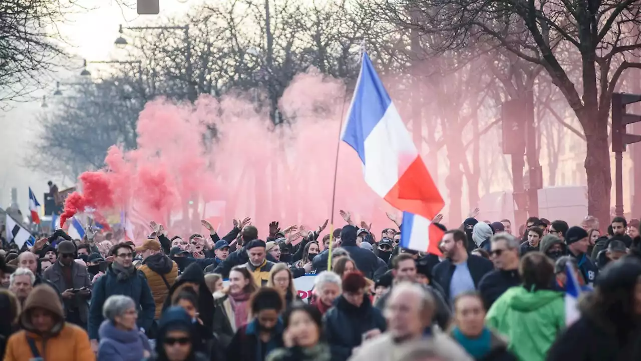 Zehntausende protestieren gegen neuen Corona-Pass