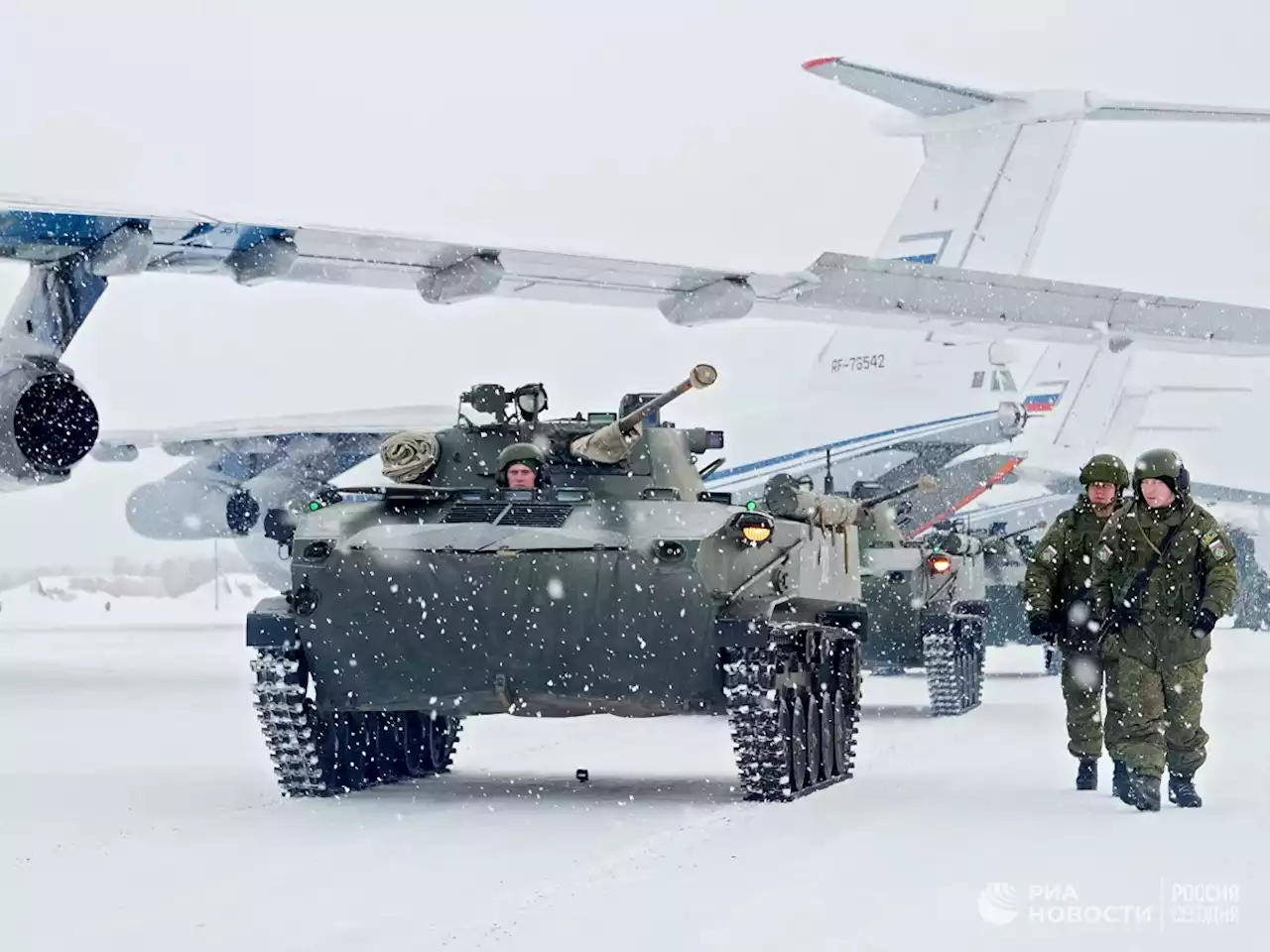 Самолет ВКС с российскими миротворцами прибыл из Казахстана в Подмосковье