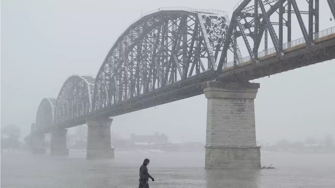 Man Drowns Trying to Rescue Naked Woman Who Jumped in Ohio River