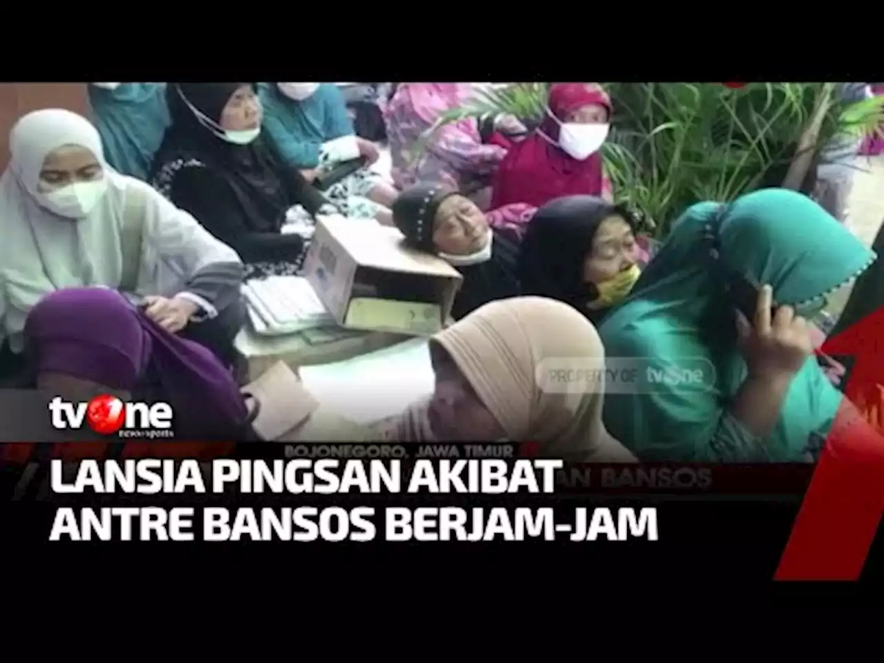 Mengantre Bansos Lebih Dari 5 Jam, Sejumlah Lansia Terbaring Lemas Bahkan Pingsan - tvOne