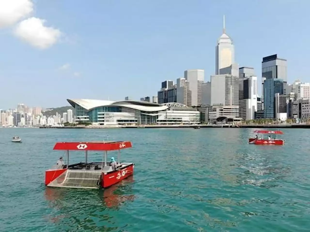 Quattro barchette rosse per ripulire la baia: l’esempio di Hong Kong contro la plastica in mare