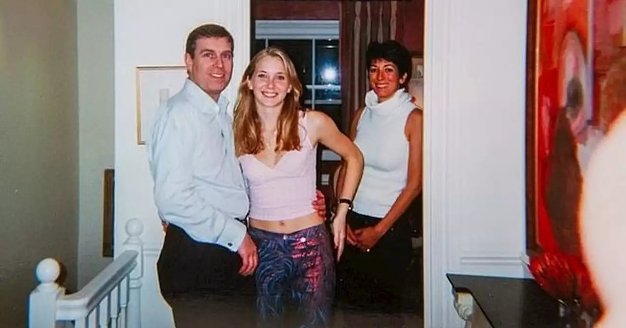 Mystery thumb shown in original uncropped version of infamous Prince Andrew pic