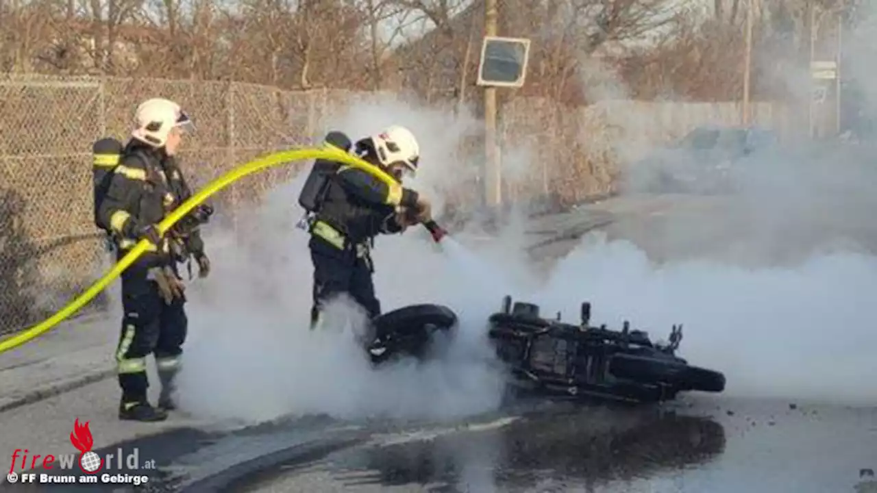 Nö: Motorrad nach Sturz in Brunn am Gebirge in Flammen & Komposthaufenbrand