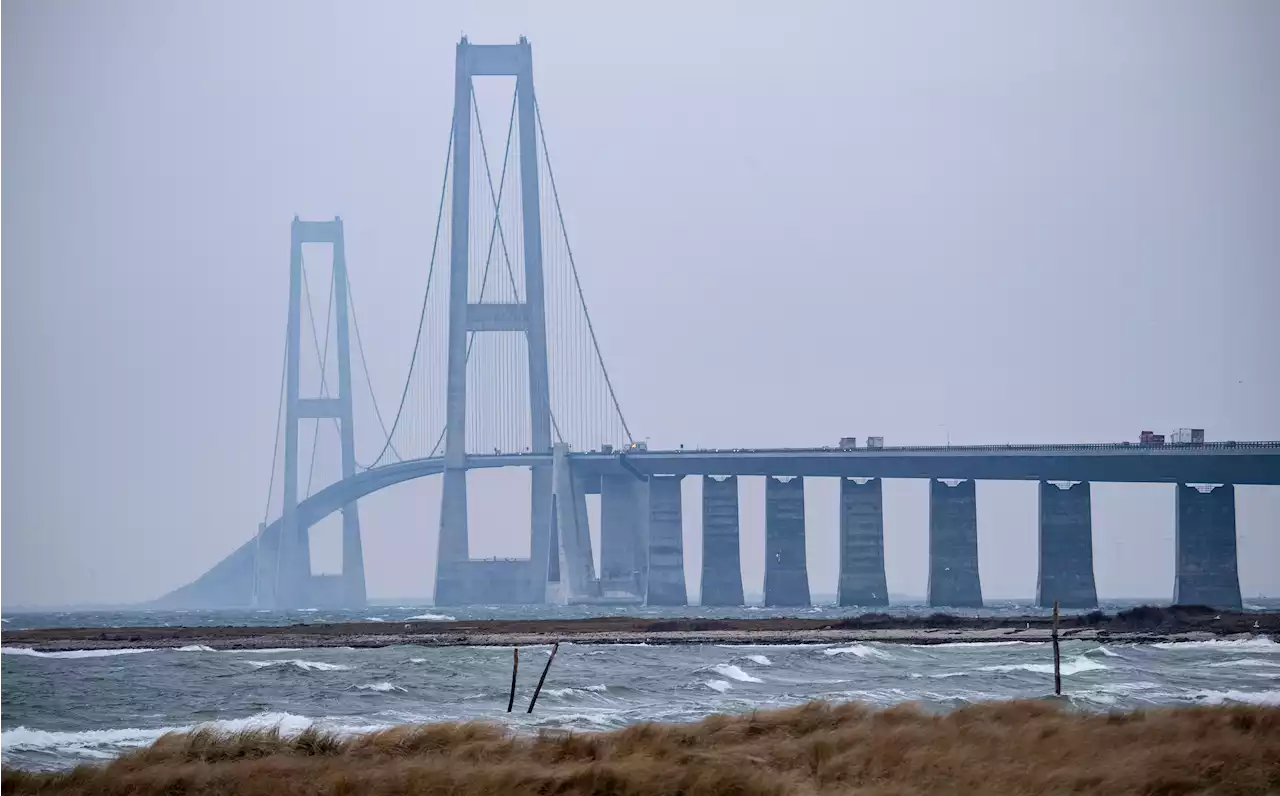 Lastbil välte – Stora Bältbron stängdes av