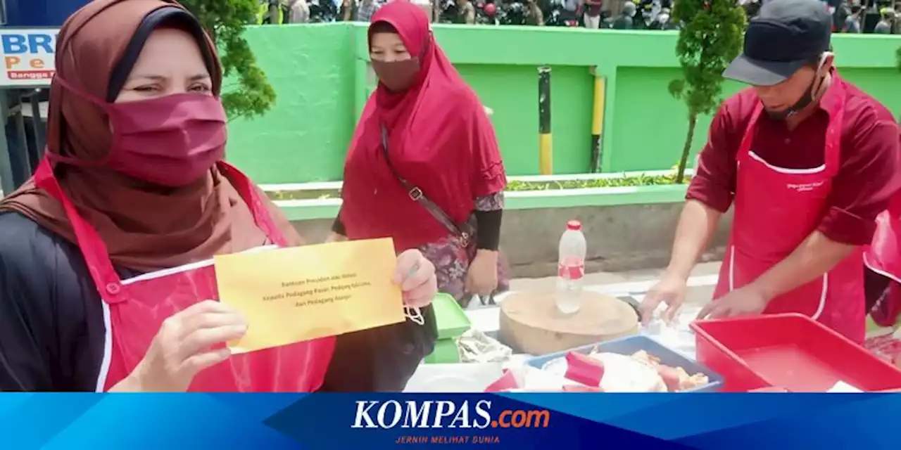 Kunjungi Pasar Kota Bandung, Jokowi Beri Bantuan Tunai untuk Pedagang