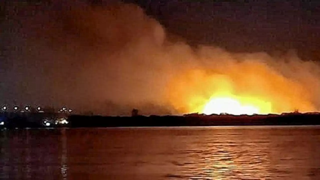 Un incendio consume la isla Puente de Paraná