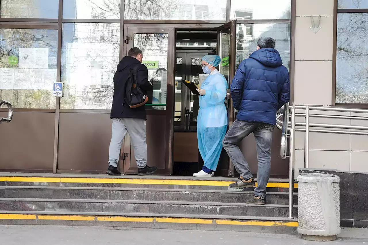 Москвичей с температурой 38 начали принимать без записи в поликлиниках