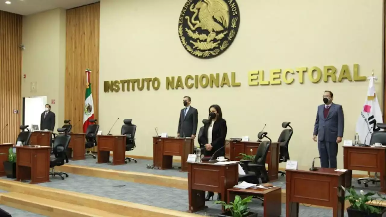 'Aparecen como ambiciosos'; INE tiene recursos para revocación de mandato, dice AMLO