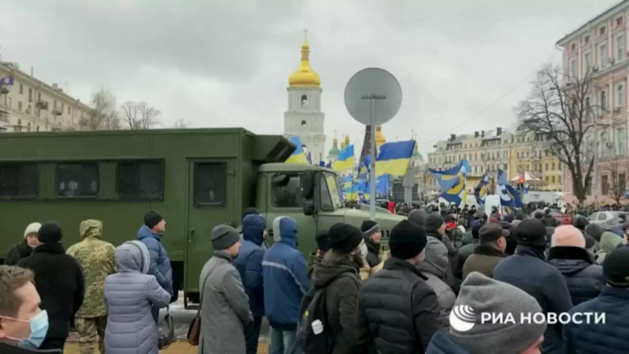 В Киеве проходит митинг сторонников Порошенко