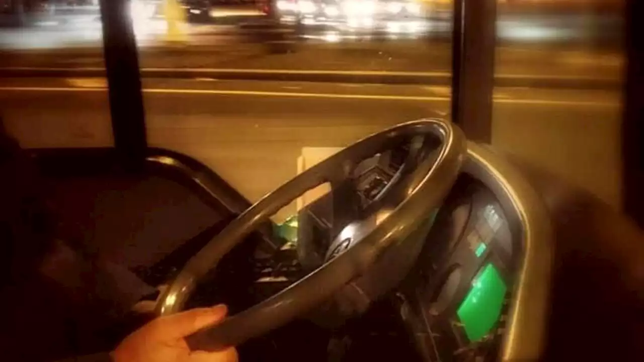 Taglia la strada al bus con lo scooter, poi scoppia la lite in strada