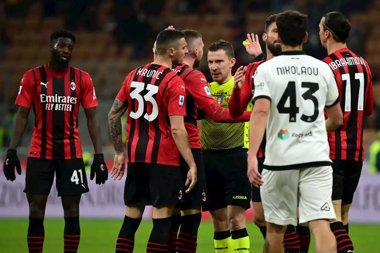 L&#39;arbitro Serra &quot;sgambetta&quot; il Milan: errore clamoroso sul gol di Messias